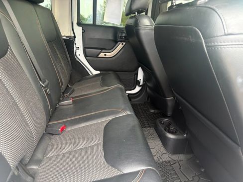 Used 2017 Jeep Wrangler Unlimited Sahara AWD/4WD image 23