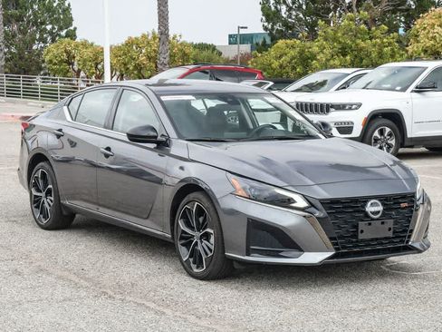 Used 2025 Nissan Altima 2.5 SR AWD/4WD image 3