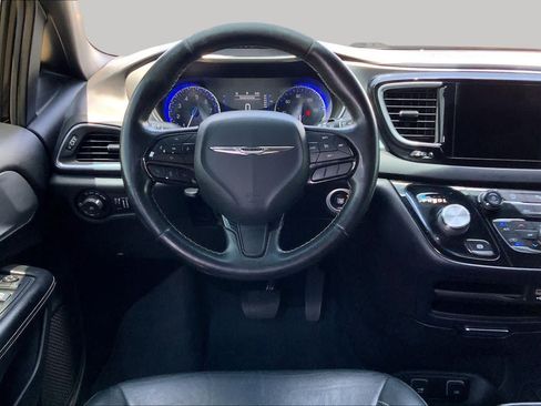 Used 2019 Chrysler Pacifica Touring-L w/ S Appearance Package FWD image 5