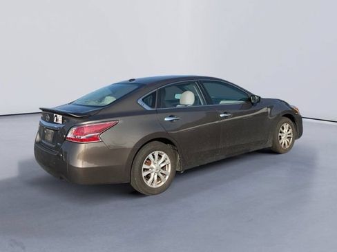 Used 2014 Nissan Altima 2.5 S w/ Sport Value Package FWD image 3