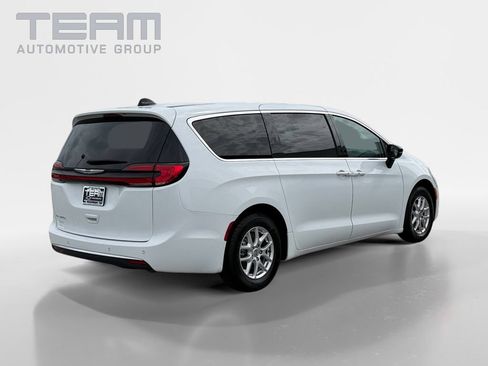 Used 2024 Chrysler Pacifica Touring-L FWD image 7