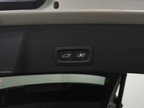 Used 2025 Volvo XC40 B5 Core image 9