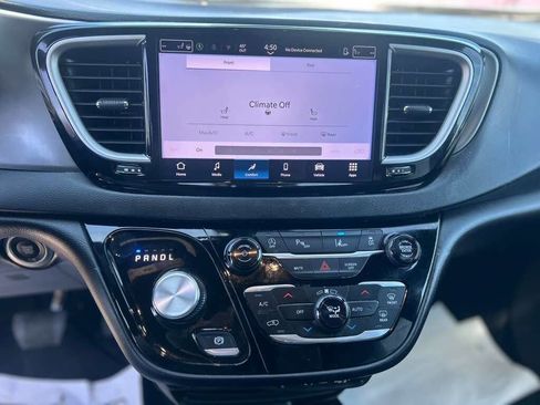 Used 2025 Chrysler Pacifica Select FWD image 14