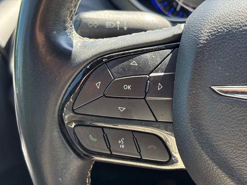 Used 2018 Chrysler Pacifica Touring-L w/ Premium Audio Group FWD image 17