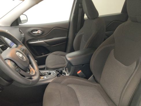 Used 2019 Jeep Cherokee Latitude w/ Popular Appearance Group FWD image 17