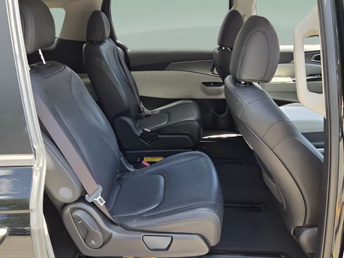 Used 2023 Kia Carnival LX FWD image 14