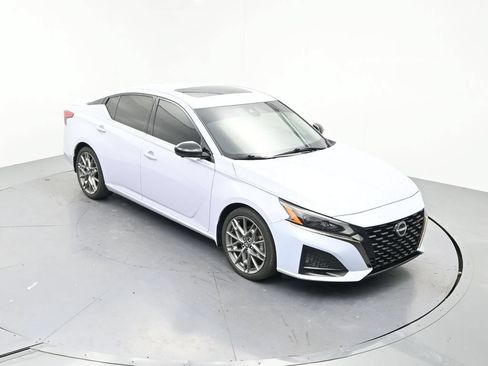 Used 2024 Nissan Altima 2.0 SR FWD image 16