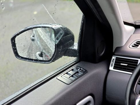 Used 2017 Land Rover Discovery Sport SE image 15