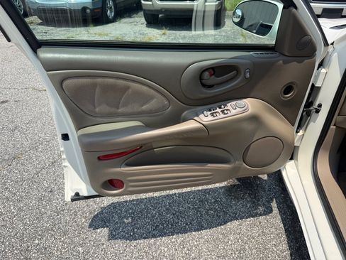 Used 2003 Pontiac Bonneville SE FWD image 11