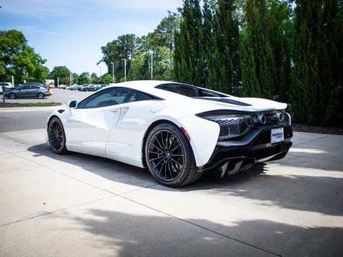 Used 2025 McLaren Artura image 8