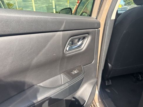 Used 2024 Nissan Rogue SV image 21