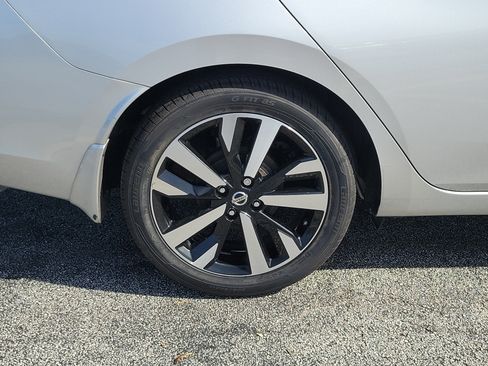Used 2022 Nissan Versa SR w/ Trunk Package FWD image 5