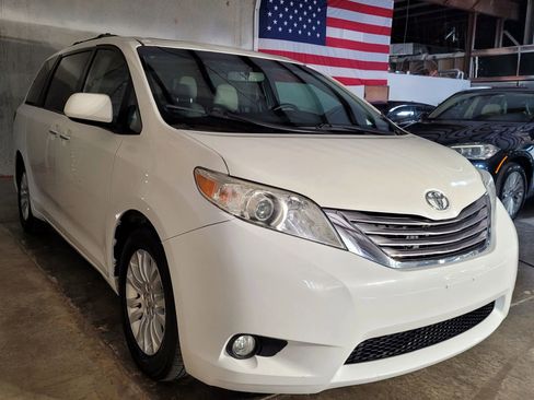 Used 2016 Toyota Sienna XLE image 4