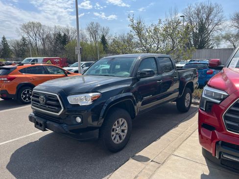 Used 2019 Toyota Tacoma SR5 AWD/4WD image 3