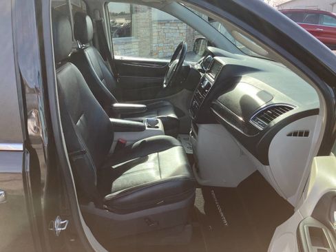 Used 2014 Chrysler Town & Country Touring-L w/ Driver Convenience Group image 14
