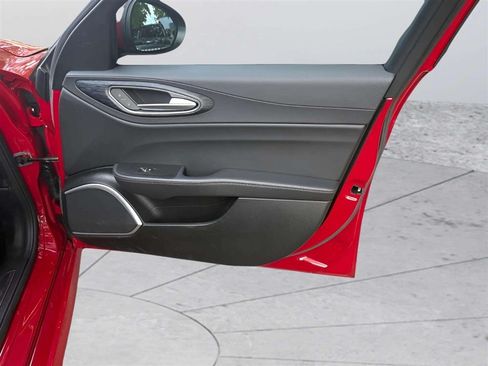 Used 2019 Alfa Romeo Giulia AWD image 16