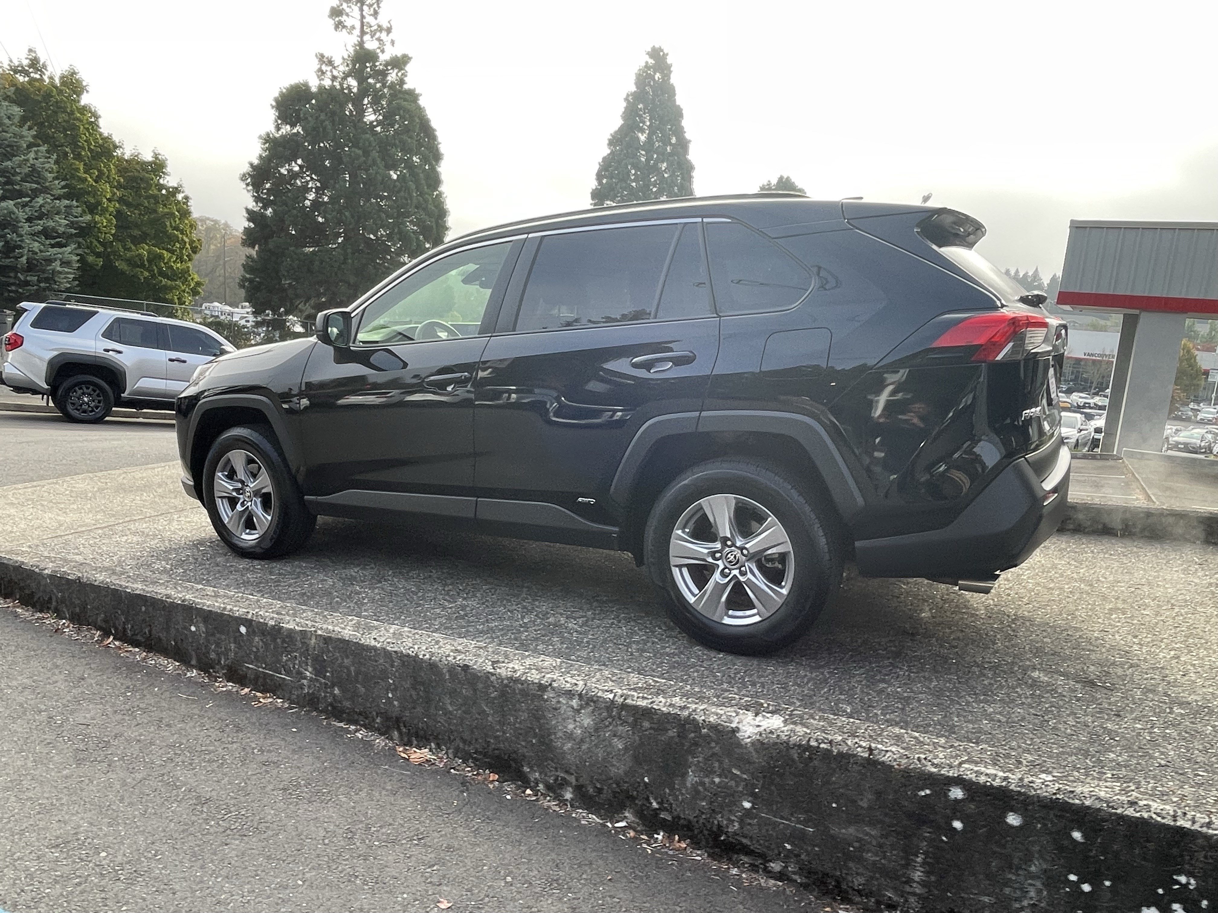 Certified 2023 Toyota RAV4 LE AWD/4WD image 5