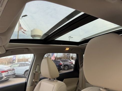 Used 2018 Nissan Rogue SL w/ Premium Package image 16