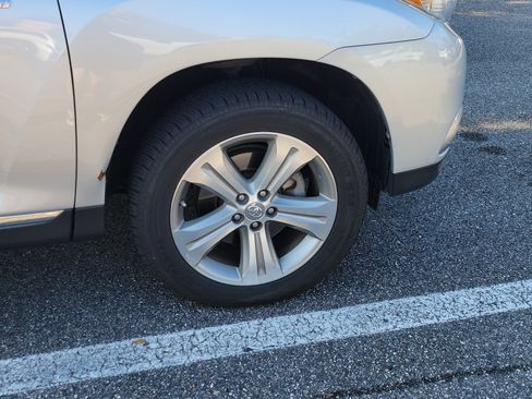 Used 2012 Toyota Highlander Limited w/ Tow Pkg AWD/4WD image 12