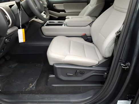 New 2025 Ford Expedition Active image 18