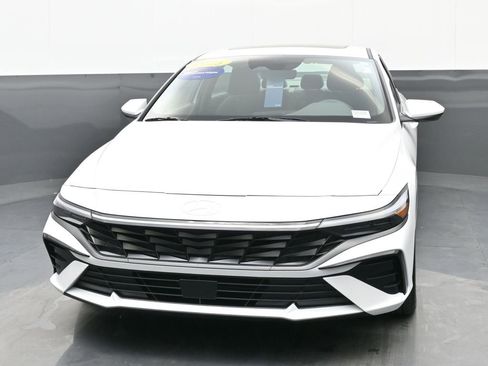 Certified 2025 Hyundai Elantra SEL image 8