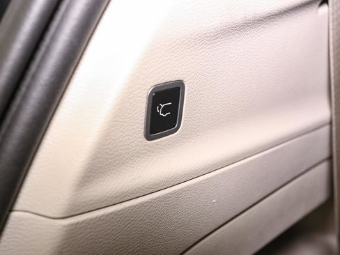 Used 2024 Chrysler Pacifica Touring-L image 13