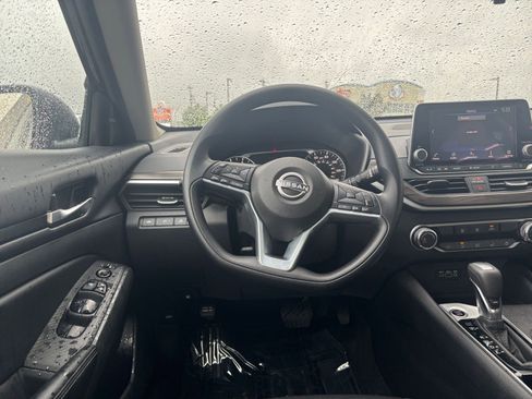 Used 2025 Nissan Altima 2.5 SV FWD image 33