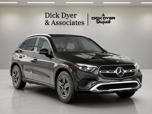 Used 2026 Mercedes-Benz GLC 300 image 1