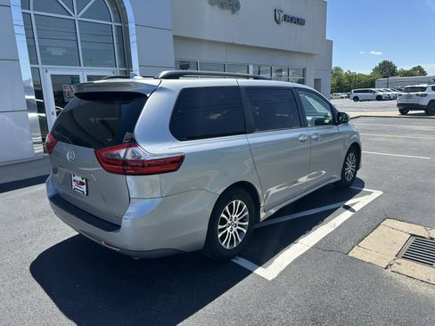 Used 2020 Toyota Sienna XLE FWD image 14