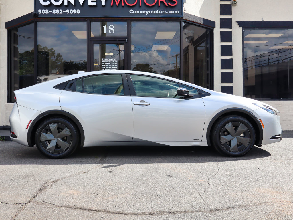 Used 2024 Toyota Prius LE AWD/4WD image 7