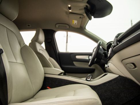 Used 2021 Volvo XC40 T5 Momentum w/ Protection Package Premier image 37