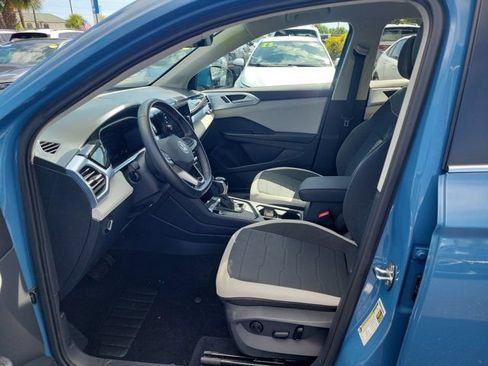 Certified 2025 Volkswagen Taos SE FWD image 14