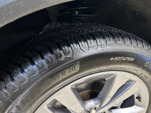 Used 2022 Ford Explorer XLT w/ Equipment Group 202A AWD/4WD image 12