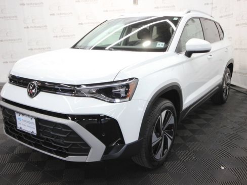 Used 2025 Volkswagen Taos SE AWD/4WD image 7