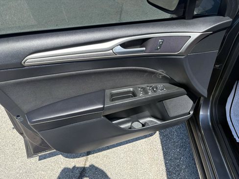 Used 2019 Ford Fusion SE FWD image 12