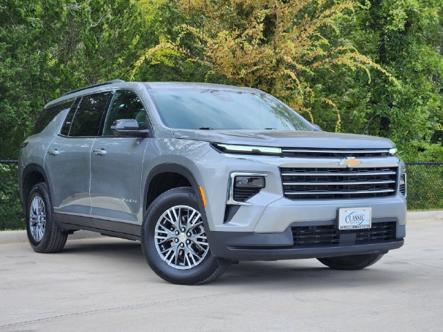 Used 2026 Chevrolet Traverse LT w/ Driver Confidence Package FWD image 1