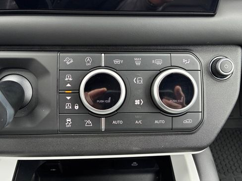 Used 2025 Land Rover Defender 110 X-Dynamic SE AWD/4WD image 18