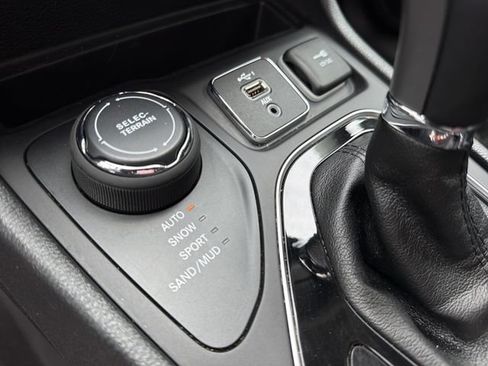 Used 2020 Jeep Cherokee Limited AWD/4WD image 31
