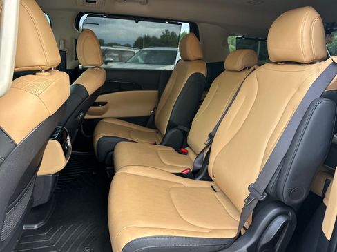 Used 2024 Kia Carnival EX FWD image 10