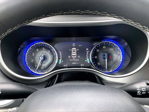Used 2023 Chrysler Pacifica Touring-L FWD image 25