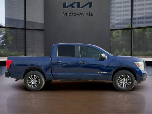 Used 2022 Nissan Titan SV image 2