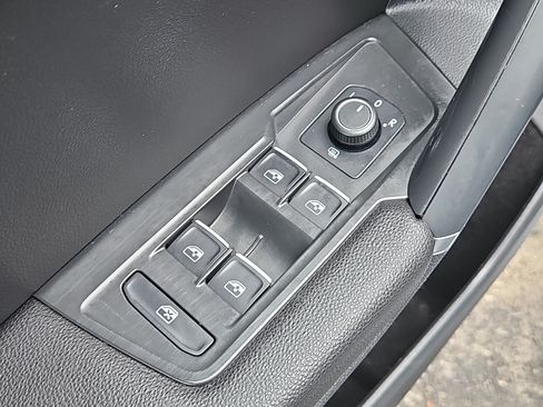 Used 2020 Volkswagen Tiguan SE AWD/4WD image 17