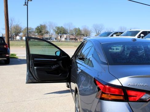 Used 2023 Nissan Altima 2.5 SV w/ SV Premium Package FWD image 9