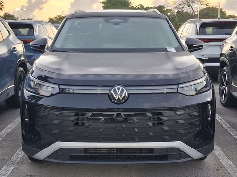 New 2026 Volkswagen Tiguan SE FWD image 2