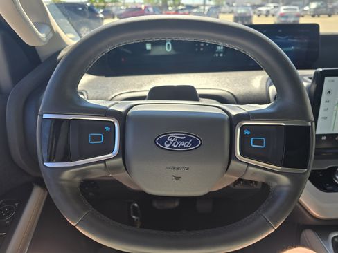 Used 2025 Ford Expedition Active image 13
