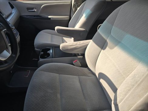 Used 2015 Toyota Sienna LE AWD/4WD image 16