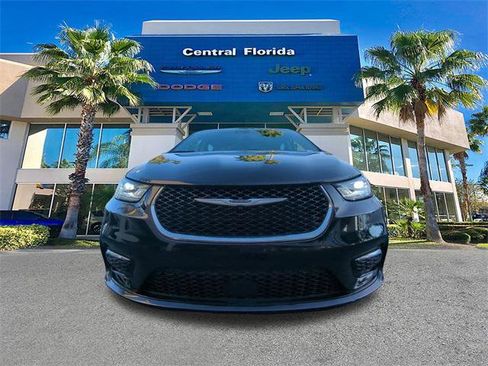 Certified 2024 Chrysler Pacifica Touring-L image 3