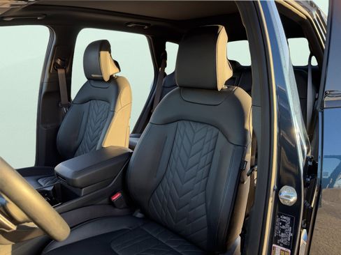 Used 2025 Kia Sportage X-Line image 12