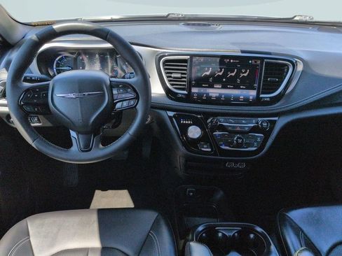Used 2024 Chrysler Pacifica Limited FWD image 23