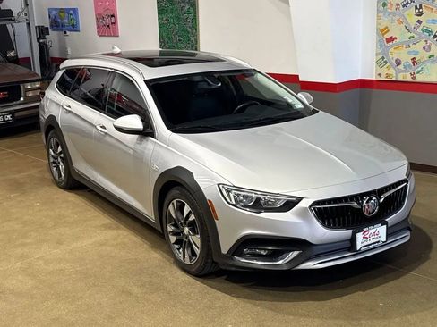 Used 2018 Buick Regal Essence w/ Sights and Sounds Package AWD/4WD image 39